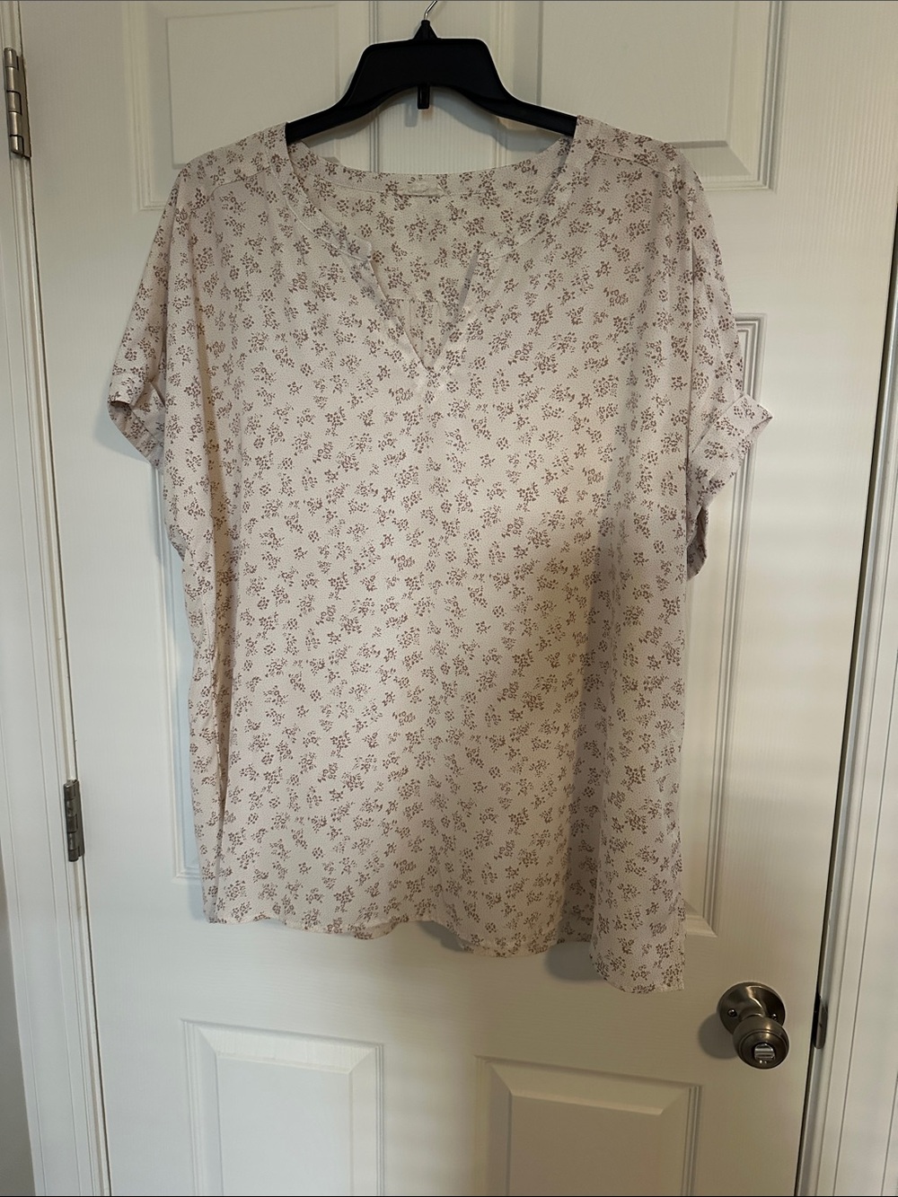 Cream Floral Short-Sleeve Split-Neck Blouse
